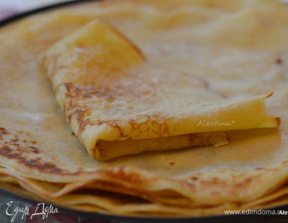 Готовые блинчики выкладывать стопочкой на тарелку. Прикрыть фольгой.