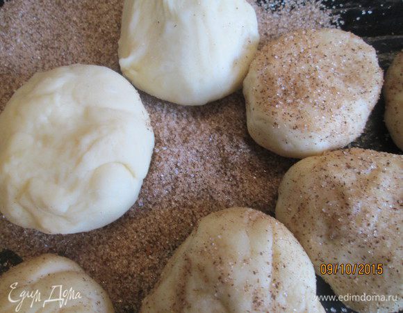 Обваливаем каждый шарик в смеси корицы с сахаром (по желанию добавляем измельченные орехи). 