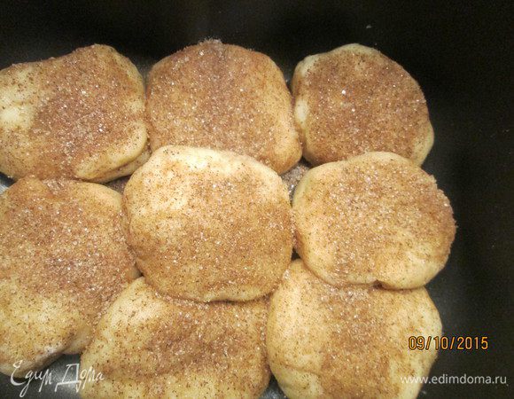 Вынимаем из ведерка хлебопечки лопатку и плотно укладываем в него получившиеся шарики. Закрываем крышку хлебопечки и оставляем хлеб для подъема на 40 минут.
