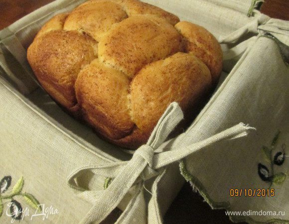 Устанавливаем программу "Выпечка" на 50 минут. Хлебушек готов!
Вынимаем его и остужаем на решетке.