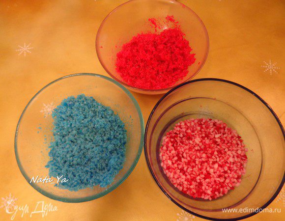Вначале приготовим цветной сахар, желательно это делать накануне выпечки. 
В идеале нужно взять обычный и крупный сахар.
Добавить красный и синий краситель до желаемого цвета и хорошо перемешать. Когда сахар подсохнет, перемешать его снова, т.к. в процессе высыхания он склеится.

У меня получился красный и синий из обычного сахара, и розовый с вкраплениями из крупного сахара (хотя я использовала тот же красный краситель).