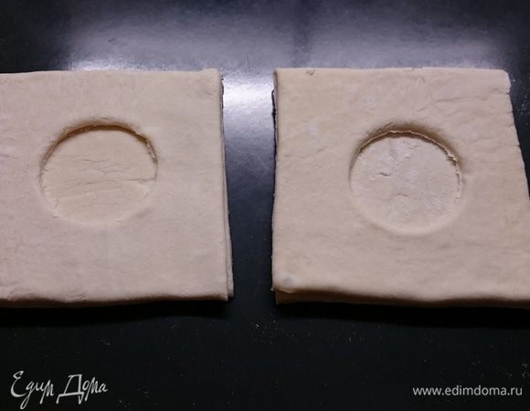 Квадрат с отверстием накладываем сверху на квадрат без отверстия и немного придавливаем пальцами края.