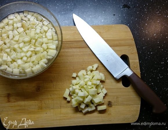 Переходим к начинке: Яблоки очистить от кожуры и нарезать кубиком. Совет: чтобы яблоки не темнели, пока вы их режете, опускайте их в миску с водой с добавлением лимонного сока.