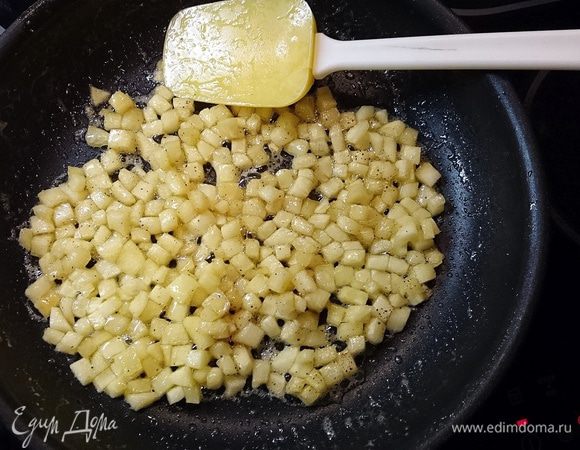 На сковороде растопить сливочное масло с сахаром. Добавить яблоки и тушить до полумягкого состояния. В процессе тушения, имбирь очистить и натереть на мелкой терке. Выжать сок и добавить к яблокам. В конце добавить корицу и хорошо перемешать.