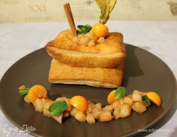 Теперь собираем наш тарт: Готовые яблоки выкладываем в получившуюся слоеную форму. Украшаем веточкой мяты, палочкой корицы и физалисом. Совет: для подачи я обмазал края тарта лимонным маслом — это придало ему блеск и свежий цитрусовый аромат. Готовьте с удовольствием и приятного аппетита!