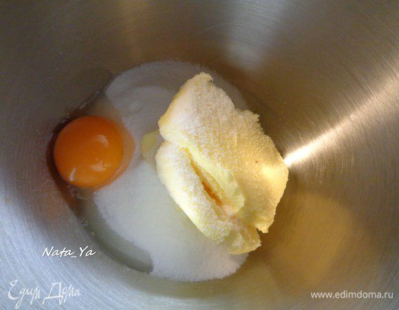В чашу миксера положить сахар, желток и растаявшее при комнатной температуре масло.