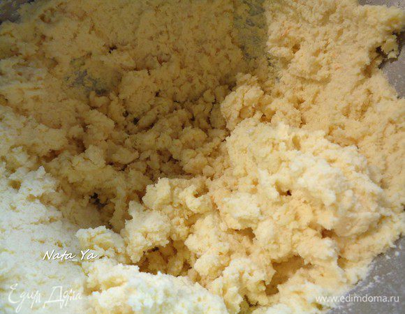 Добавить муку к тесту и смешать пока не получится колобок. 
Вначале я добавила 280 г муки, но этого оказалось маловато и пришлось добавить еще 50 г. Всего 330 г муки понадобилось.