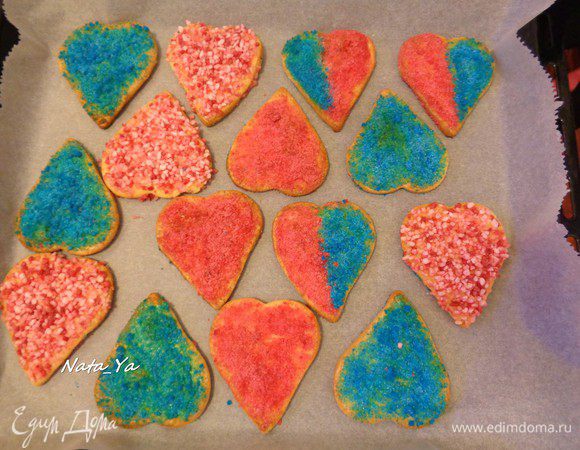 Дать готовым сердечкам остыть немного и струсить с них лишний сахар. 

Выход: 32 сердечка.