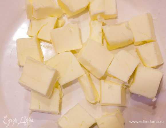 70 г сливочного масла, нарежьте кубиками размером 1 см и уберите в морозилку. Оставшееся 30 г масла растопите.