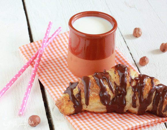 Готовые круассаны остудите. Каждый круассан полить шоколадной глазурью. Приятного аппетита!