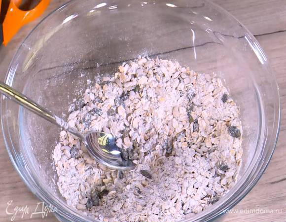 Муку перемешать с геркулесом, семечками, корицей, содой, разрыхлителем и солью.
