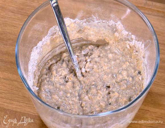 Муку с семечками всыпать в яичную массу, все перемешать.