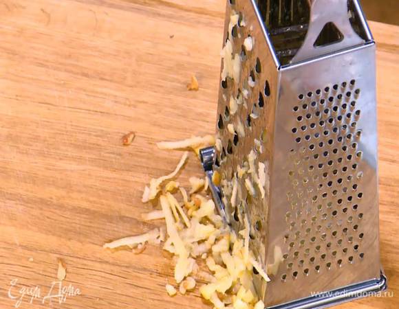 Яблоко, удалив сердцевину, натереть на крупной терке.