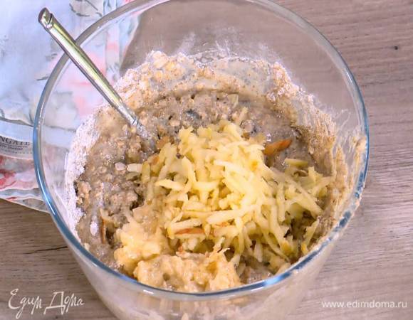 В тесто добавить натертое яблоко и размятый банан, все перемешать.