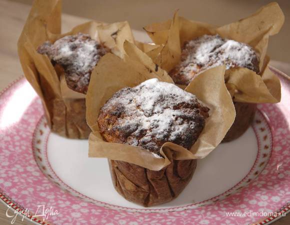 Выпекать маффины в разогретой духовке 25–30 минут.