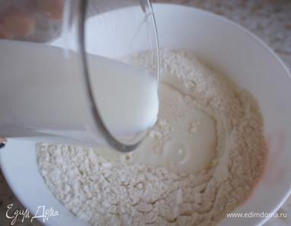 Добавить молоко, сгущенку, соль, сахар. 