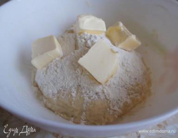 Далее в тесто добавить 1 ст.л. муки и мягкое сливочное масло.