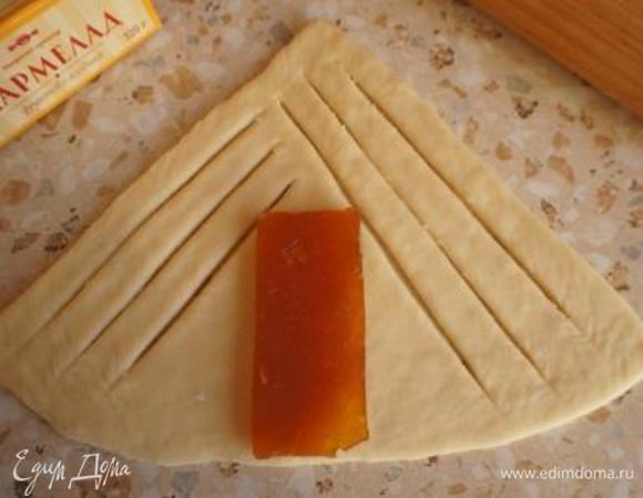 На каждом секторе сделать по 3 надреза слева и справа. В серединку положить кусочек мармелада.