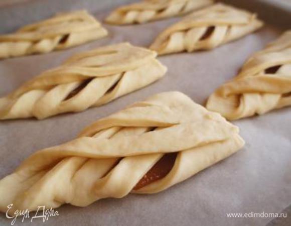 Переложить на противень, застеленный бумагой для выпечки, накрыть пленкой и дать расстояться 1 час.