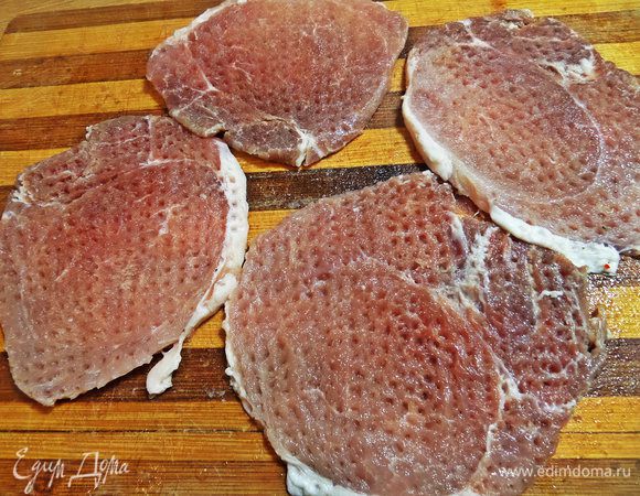 Свинину нарезаем на широкие пласты, отбиваем.