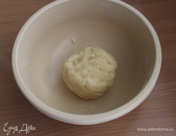 Добавить немного холодной воды, собрать тесто в шар и отправить в холодильник на 30 минут.