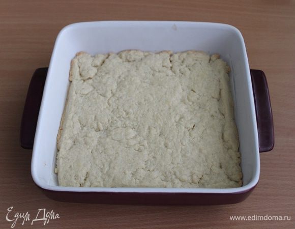 Охлажденное тесто раскатать. Выложить в форму. 
Выпекать тесто до золотистого цвета, около 18-20 минут при 180°C.