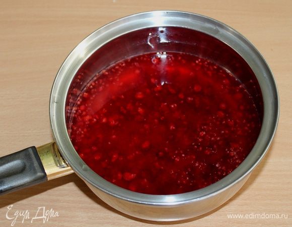 Бруснику (у меня замороженная), залить кипятком и оставить минут на 10, затем протереть через сито.