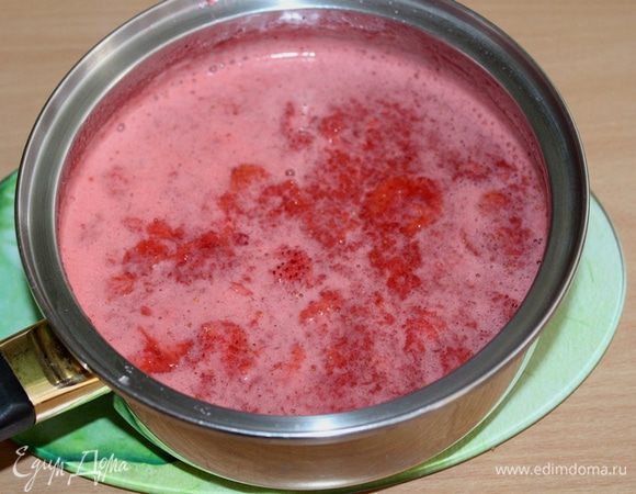 Затем довести до кипения, добавить сахар и клубнику. Добавьте сначала 0,5 стакана сахара, попробуйте, возможно вам понадобится больше.
Поварить 8-10 минут. Протереть через сито.