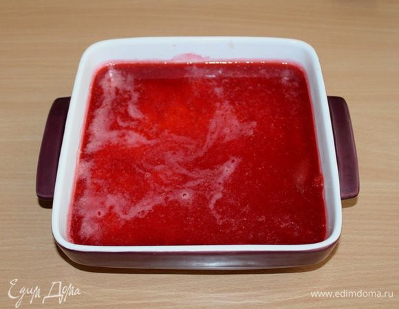 Залить горячий корж ягодным желе. Полностью остудить и убрать в холодильник на 1 час или более.