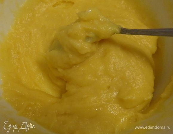 Сделать заварное тесто: в кипящей воде с солью и сахаром растворить масло. Когда масло растопится, добавить муку и размешать до однородности. По одному добавить яйца. Получится кремообразное тесто.