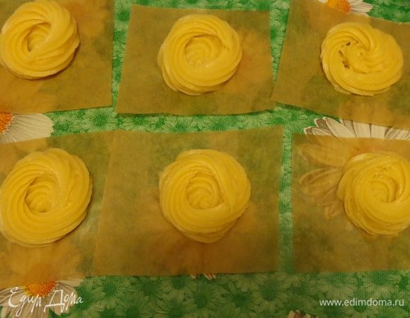 Переложить тесто в кулинарный мешок с насадкой звездочка. Пергамент для выпечки нарезать на 9 квадратиков и отсадить на них тесто в виде гнездышек.