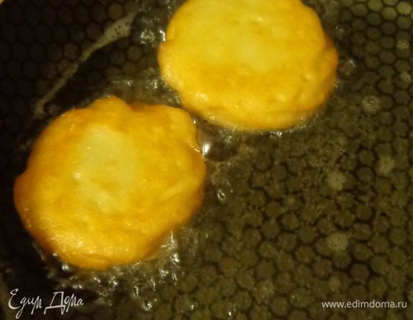 Раскалить в сковороде растительное масло и опускать в него тесто прямо на пергаменте. Через минуту бумага отклеится и ее можно будет вынуть. А тесто жарить на среднем огне до золотистости, пару раз перевернув печенья.