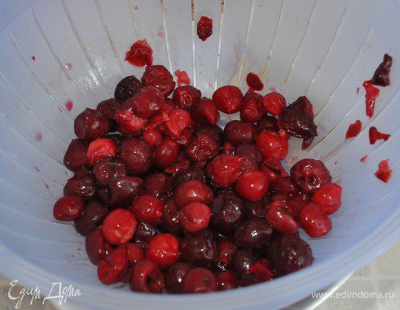 Сначала приготовим вишневую начинку в слоёные рулетики, ей еще надо будет остыть. Для этого: вишню разморозить, процедить от сока через сито. Нарезать на кусочки.