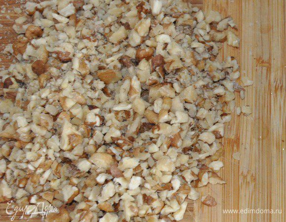 Займемся ореховым тестом. Включить разогреваться духовку до 180°C. Грецкие орехи порубить не очень мелко.