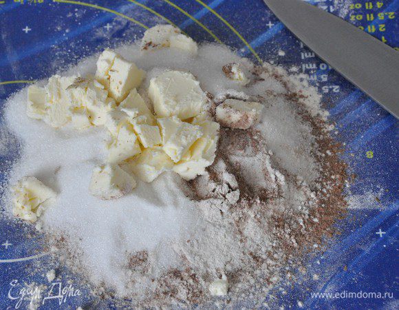 Просеять вместе муку и какао-порошок. Добавить сахар, соль и кусочки холодного масла и порубить ножом в крупную крошку.