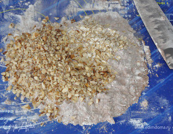 Добавить орехи и овсяные хлопья, затем желтки и кончиками пальцев вымесить массу, пока она не начнет сбиваться во влажные комки. Тестом как таковым масса не станет, а будет как влажная крошка. (Если не удается добиться крошки, можно добавить столовую ложку холодной воды — мне не потребовалось).