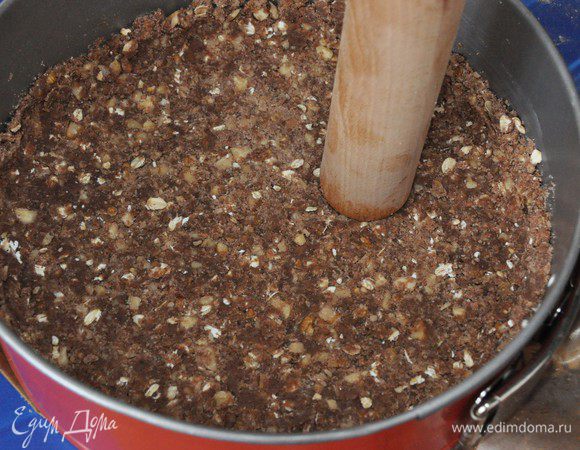 Распределить тесто по дну охлаждённой формы, сделать бортики высотой 3-4 см. Выпекать в разогретой до 180°C духовке 15 минут.