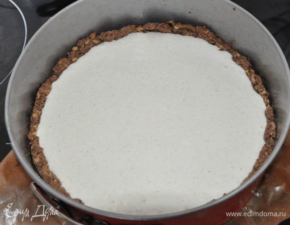 Вылить творожную начинку на подпеченный корж.