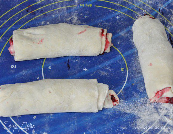 Свернуть три тугих рулета. Разрезать рулеты на части шириной около 2,5-3 см. Из каждого рулета получится по 4 или 5 кусочков.