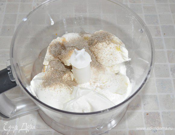 Пока запекается основа пирога, смешаем творожную начинку. В блендере (насадка нож) смешать творог, сметану, яйца, кукурузный крахмал (2 столовые ложки с верхом), сахар и ванильный сахар до однородной массы. Попробуйте начинку на сладость, если необходимо добавьте сахара.