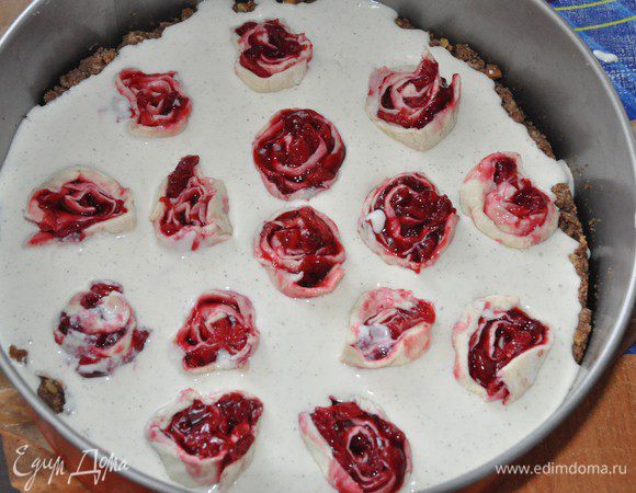 Установить нарезанные рулетики в творожную начинку. Отправить пирог в духовку и выпекать при 180°C около 40 минут. Ориентируйтесь по своей духовке — начинка должна хорошо схватиться, по краям чуть зарумяниться. Выключить духовку и оставить пирог остывать до тёплого состояния в духовке с приоткрытой дверцей.