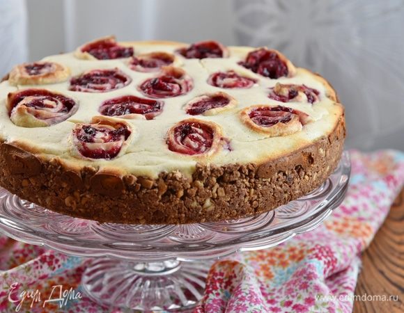 Ножом пройтись вдоль стенок формы, раскрыть форму и переложить пирог на блюдо.