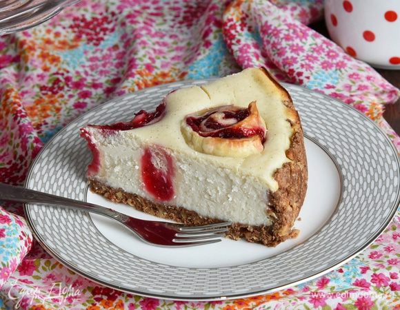 Разрез. Начинка плотная, но нежная. Рулетики с вишней прекрасно дополняют творожную начинку.