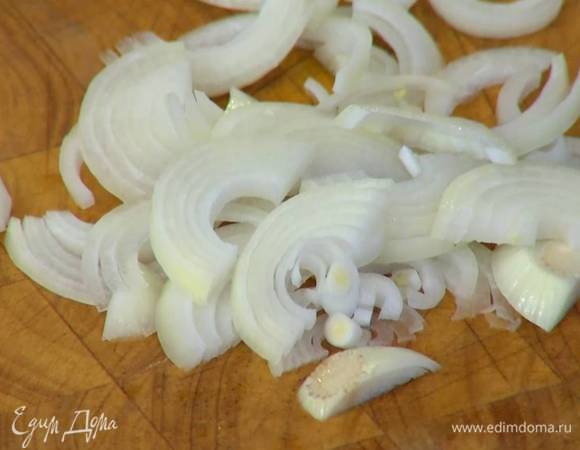 Репчатый лук почистить и нарезать полукольцами.