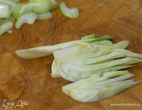 Фенхель нарезать тонкими дольками.