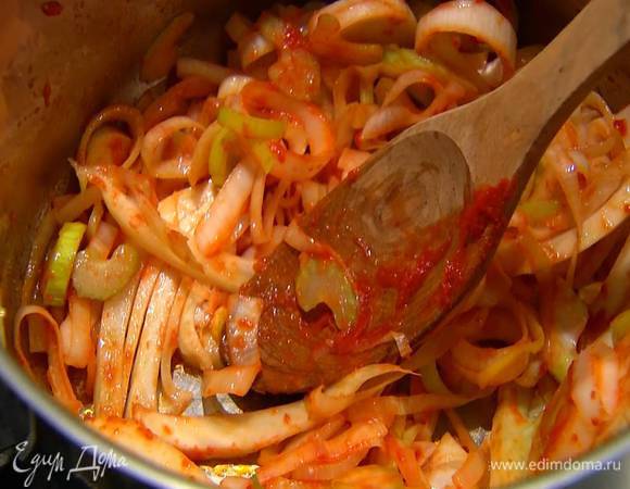 Добавить томатную пасту, все перемешать и обжаривать овощи, пока они не станут мягкими, затем посолить.