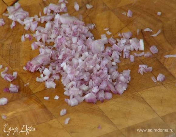 Шалот и чеснок почистить и мелко порубить.