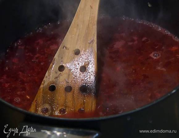 Приготовить рис: разогреть в сковороде оливковое и сливочное масло и обжарить шалот с чесноком. Когда лук станет прозрачным, всыпать в сковороду рис и, помешивая, обжаривать около минуты, затем добавить вино и на сильном огне дать алкоголю выпариться. Влить через сито немного рыбного бульона и готовить рис на медленном огне до готовности, доливая бульон по мере выкипания.