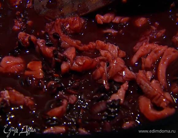 Форель нарезать маленькими кусочками, добавить к готовому рису, выключить огонь и все перемешать.