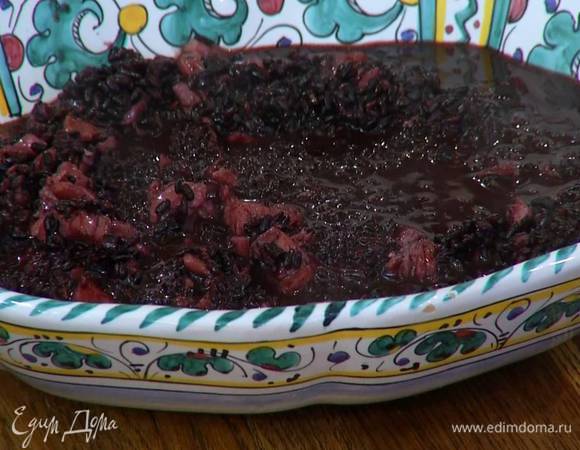 Укроп мелко порубить и посыпать готовый рис с форелью.